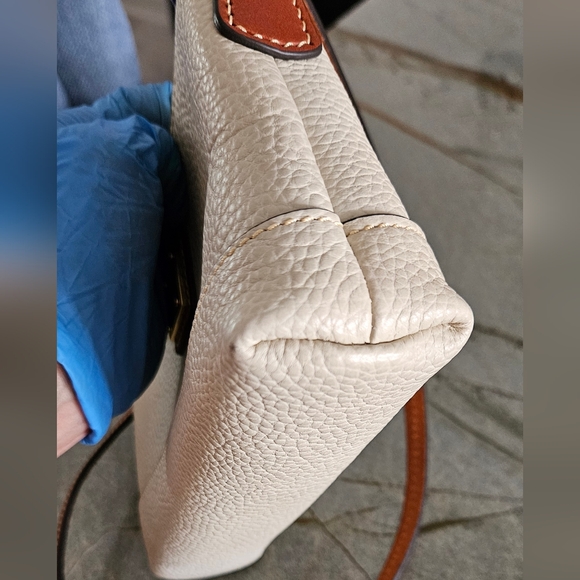 Sold** Dooney & Bourke Small Cream Leather Crossbody Bag - Picture 7 of 10
